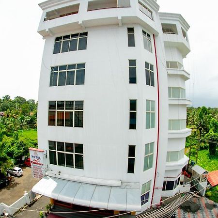 Lals Residency Adur Exterior foto